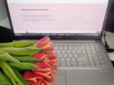 laptop wirtualnej asystentki tulipany na klawiaturze